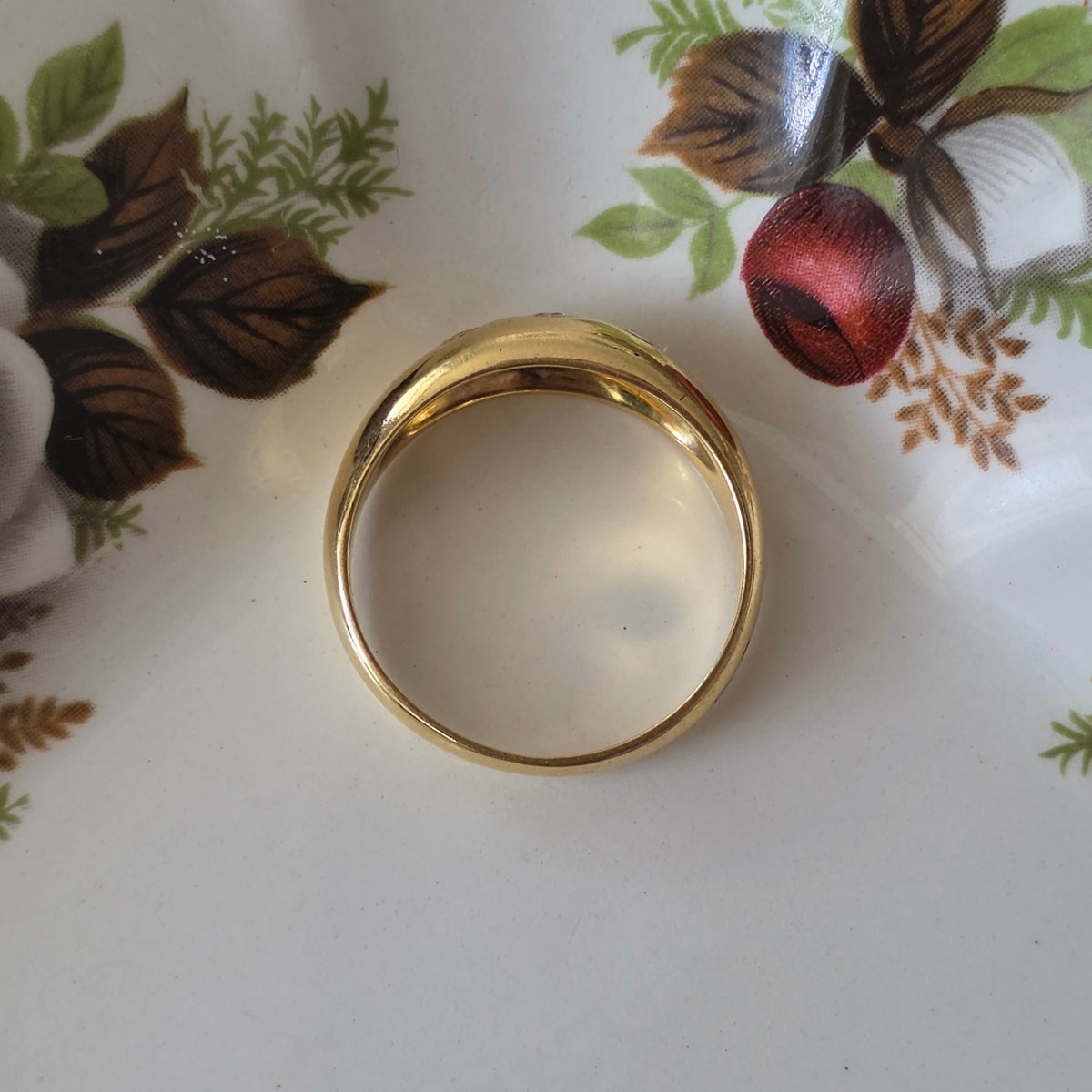 Vintage 18k gold gypsy-style bombe ring with 3 diamonds 0.2 ct