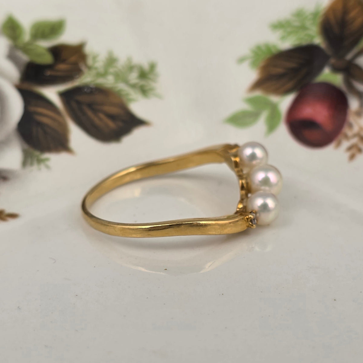 Vintage 18k gold ring with pearls and diamonds