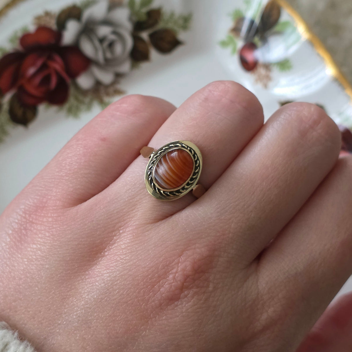 Vintage 8k ring with banded agate