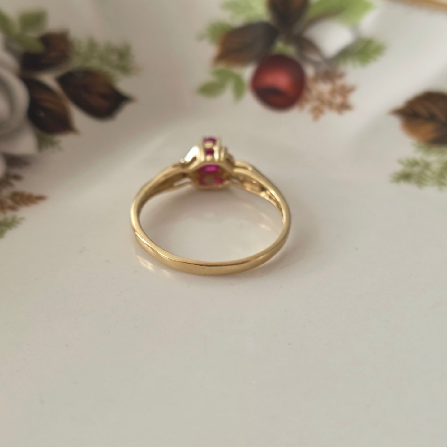 Vintage 10k ring met diamant en robijn