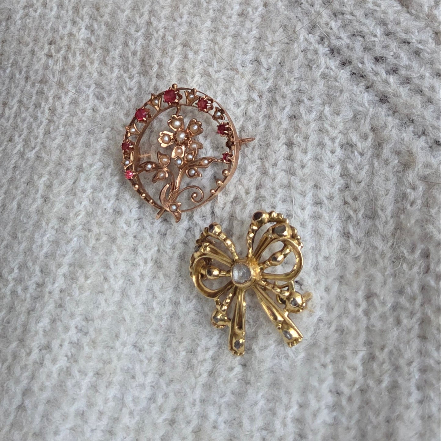 Antieke 14k gouden strik broche met roosdiamanten