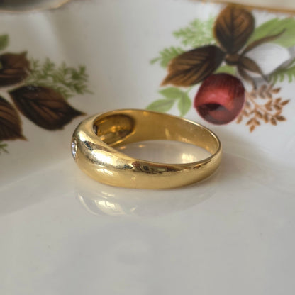 Vintage 18k gold gypsy-style bombe ring with 3 diamonds 0.2 ct