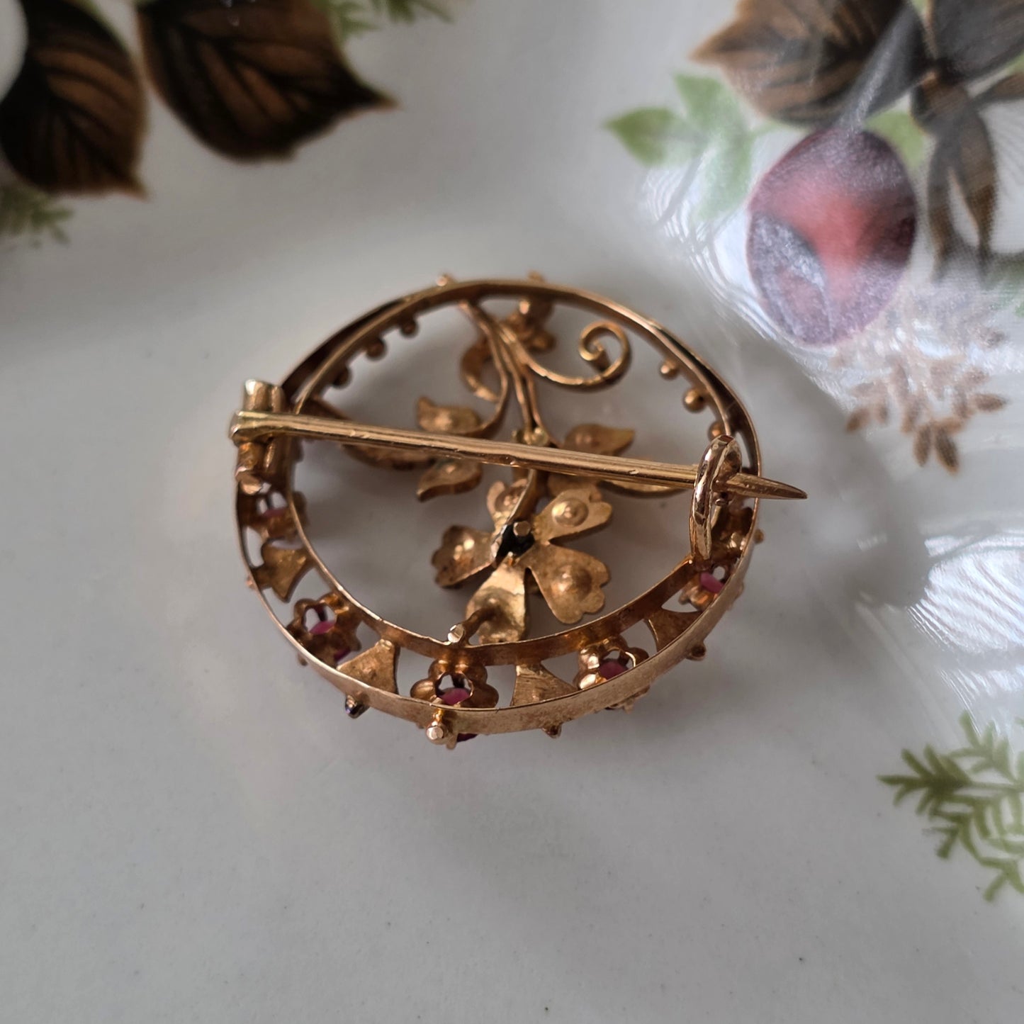 Antieke 14k roségouden broche met zaadparels en roze granaat