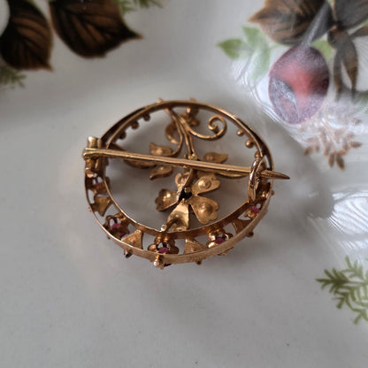 Antieke 14k roségouden broche met zaadparels en roze granaat