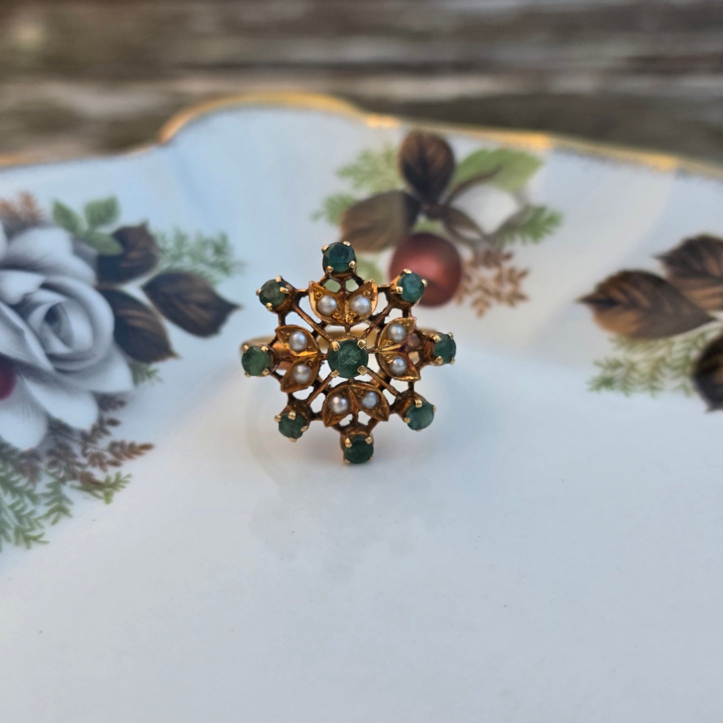 Antieke 21.6k gouden ring met smaragd en zaadparel