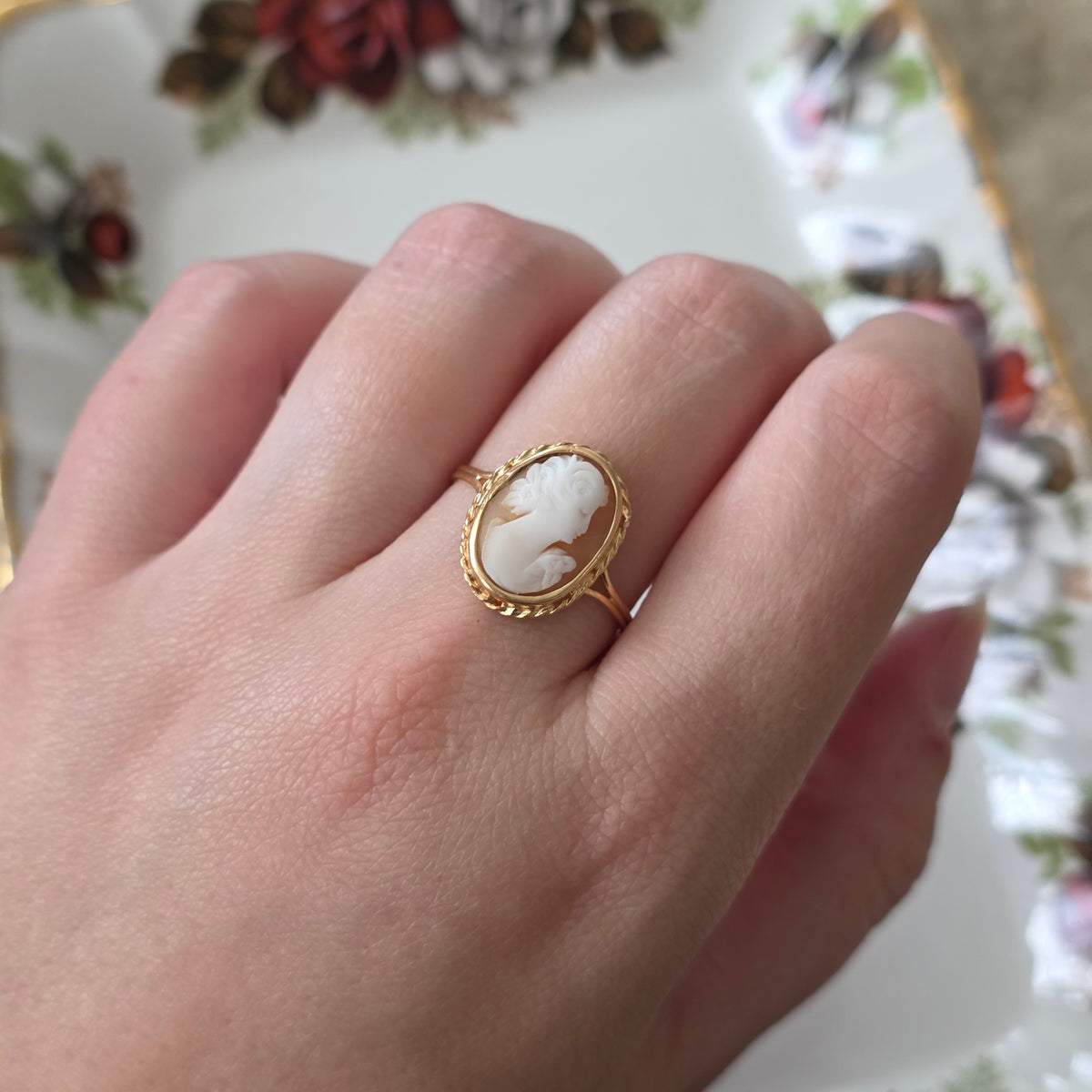 Vintage 18k gold cameo ring