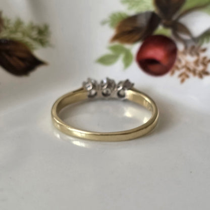 Vintage 14k gold ring with 3 diamonds 0.15 ct
