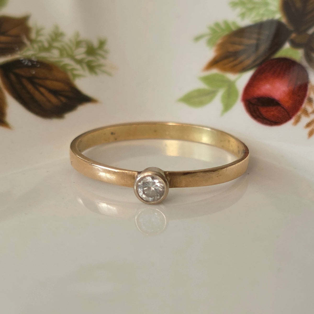 Vintage 14k gold ring with 0.05ct diamond