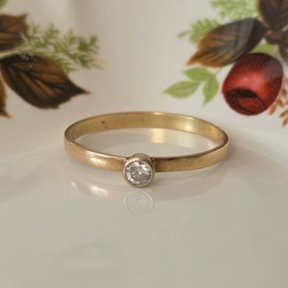 Vintage 14k gold ring with 0.05ct diamond