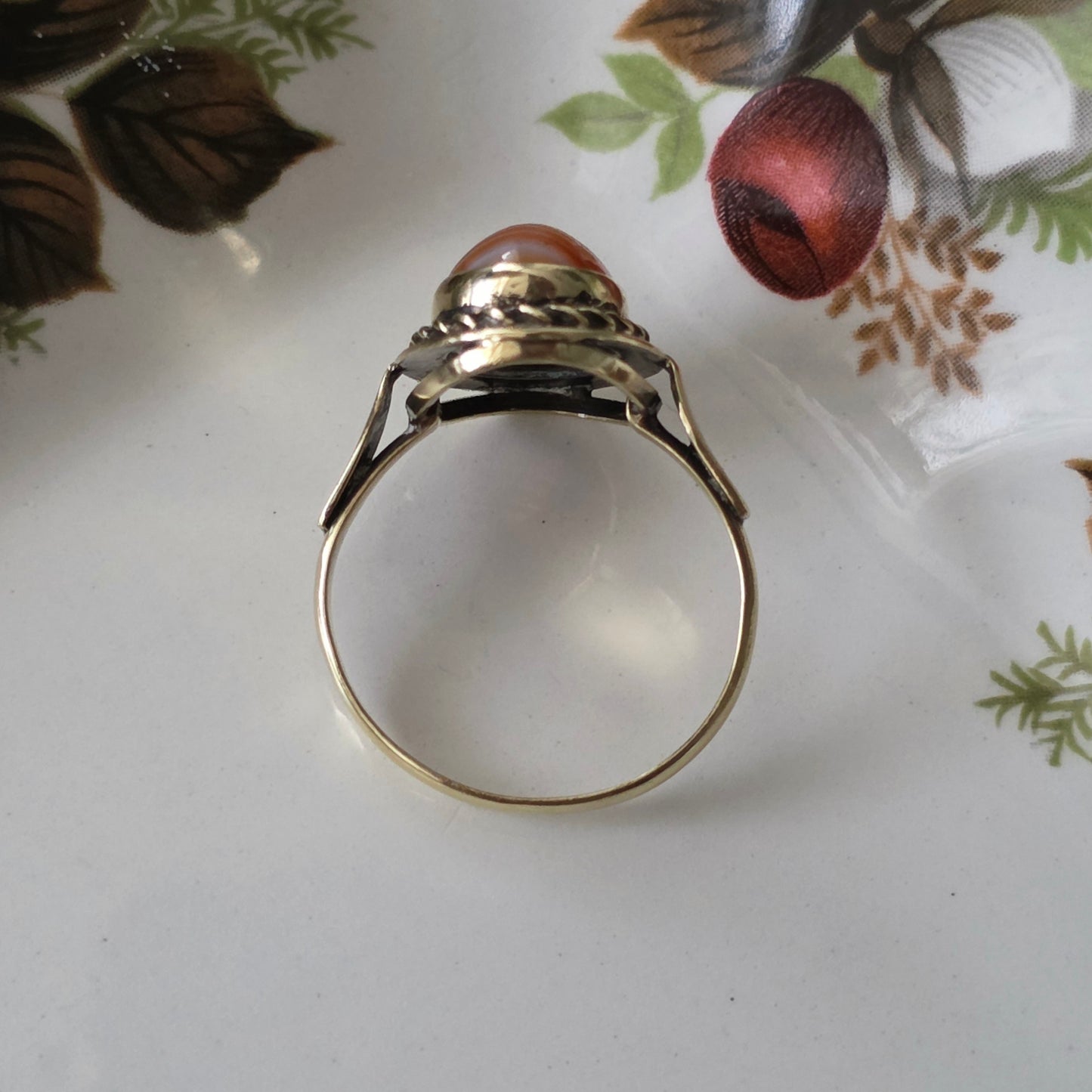 Vintage 8k ring with banded agate