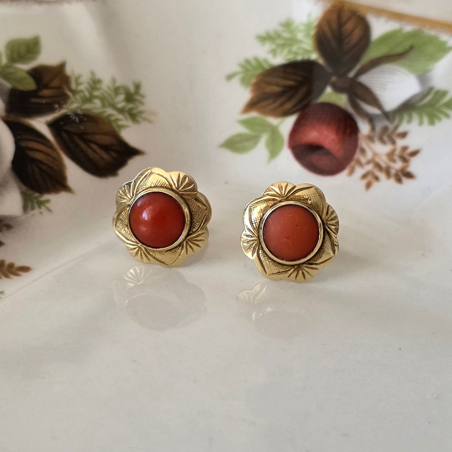 Vintage 14k gouden oorstekers bloedkoraal bloem