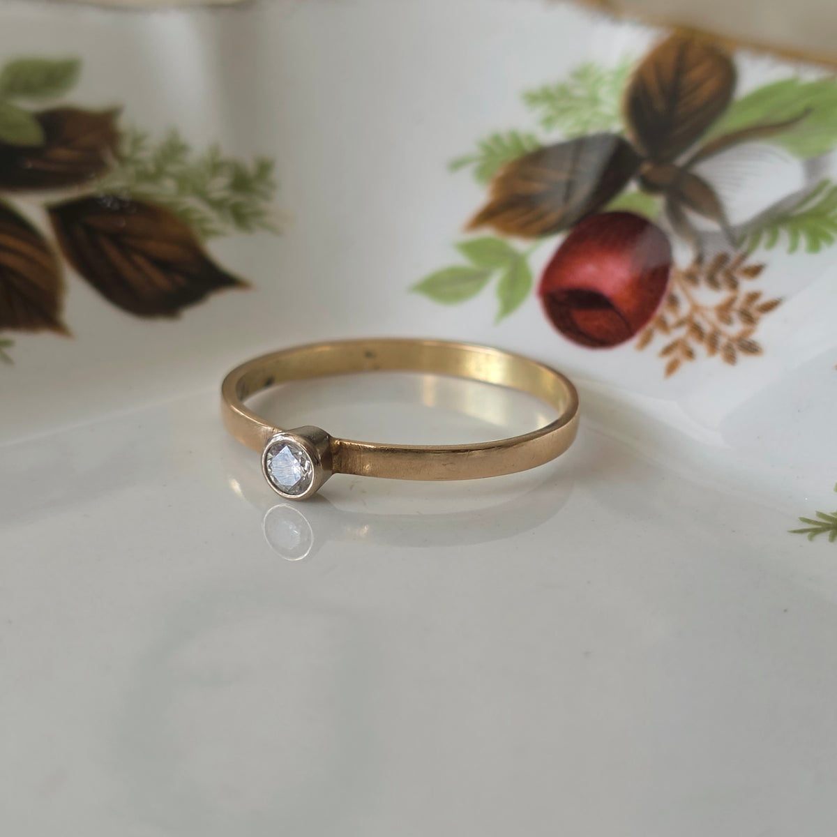 Vintage 14k gold ring with 0.05ct diamond
