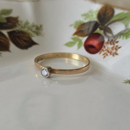 Vintage 14k gold ring with 0.05ct diamond