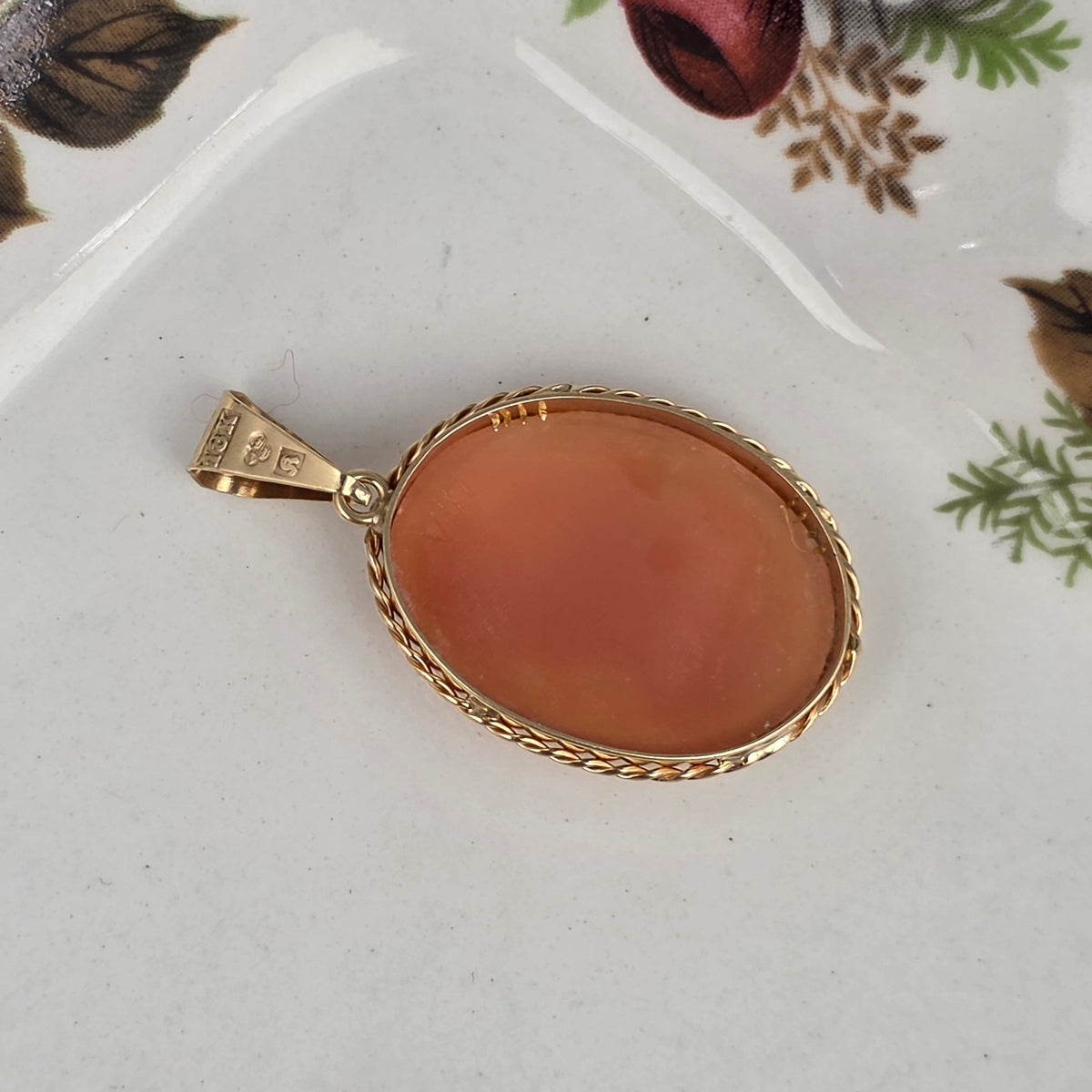 Vintage 18k gold pendant with cameo