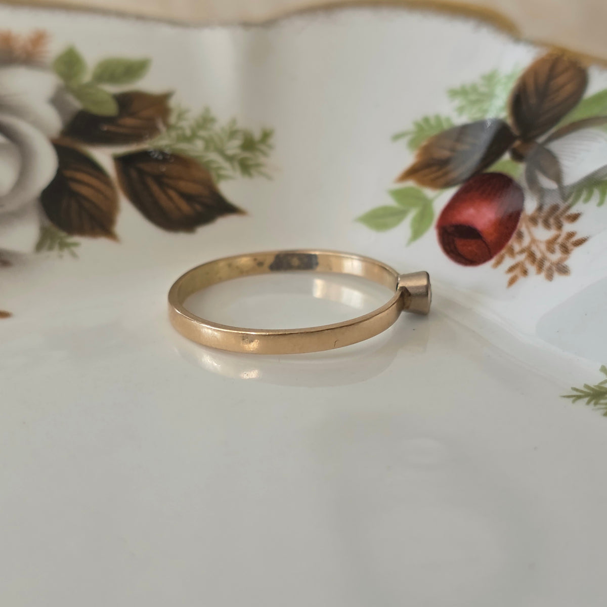 Vintage 14k gold ring with 0.05ct diamond