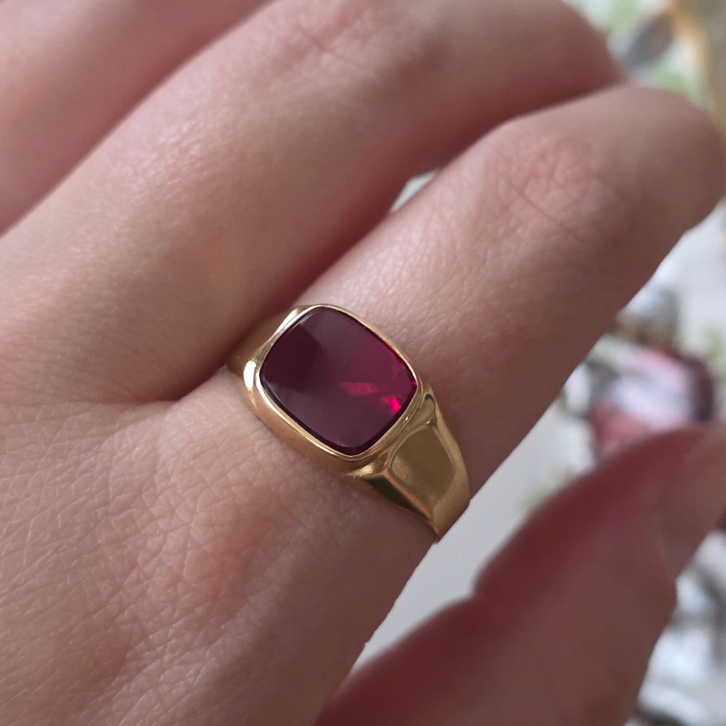 Vintage 18k gouden zegelring met robijn