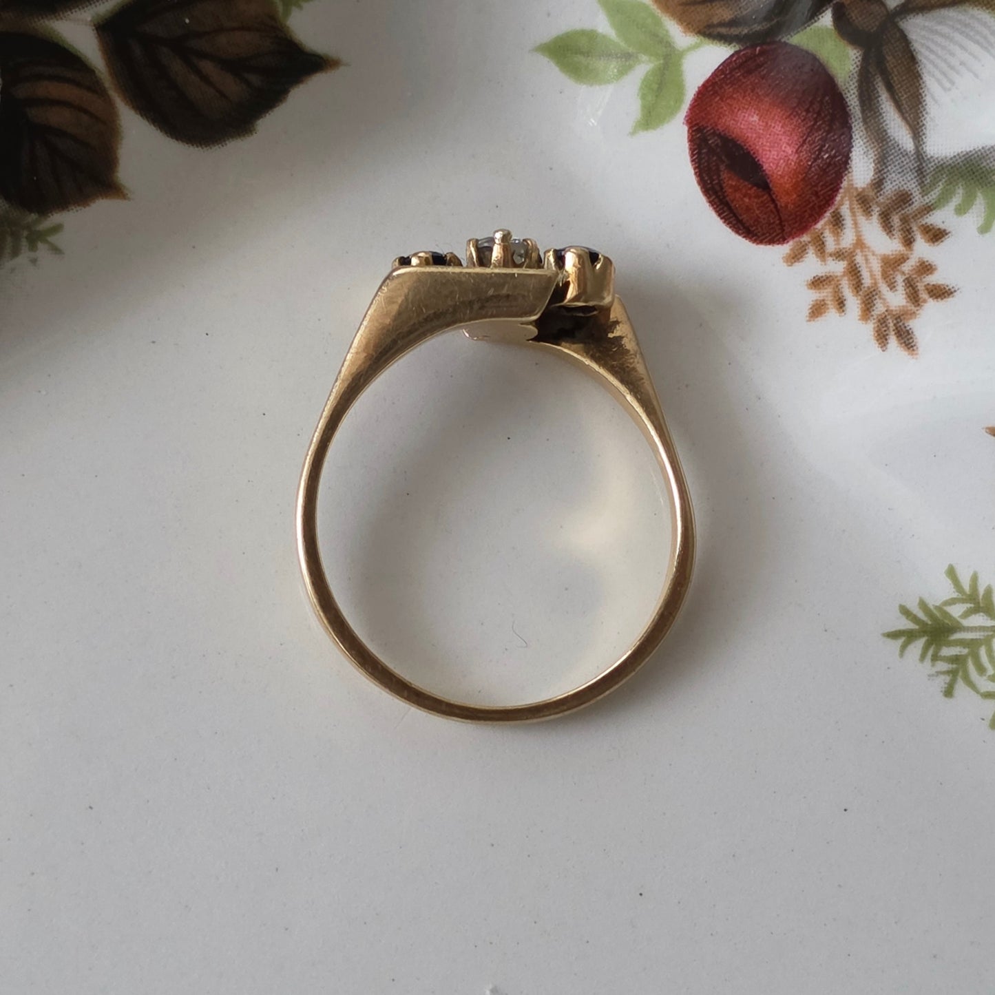Vintage 18k gold ring with diamond and sapphire