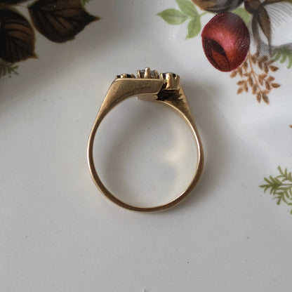 Vintage 18k gold ring with diamond and sapphire