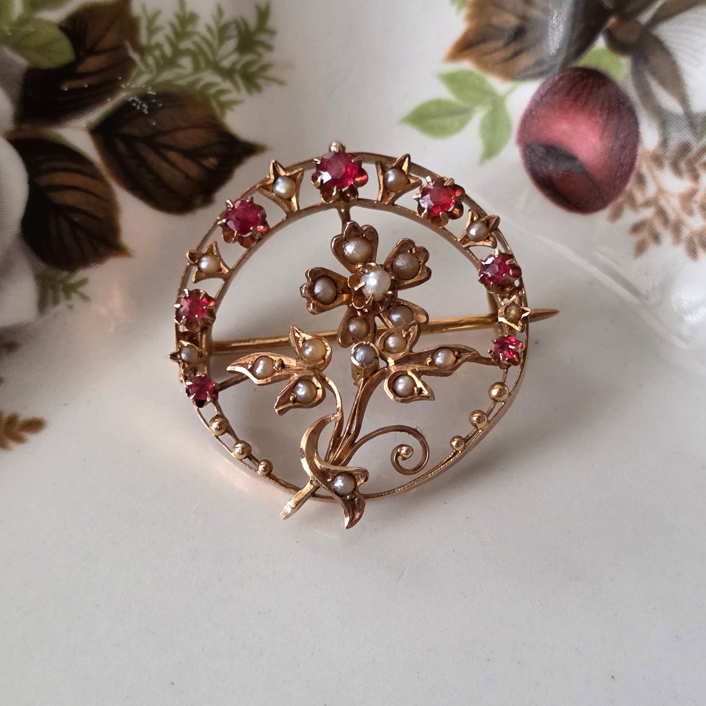 Antieke 14k roségouden broche met zaadparels en roze granaat