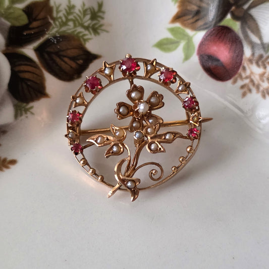 Antieke 14k roségouden broche met zaadparels en roze granaat