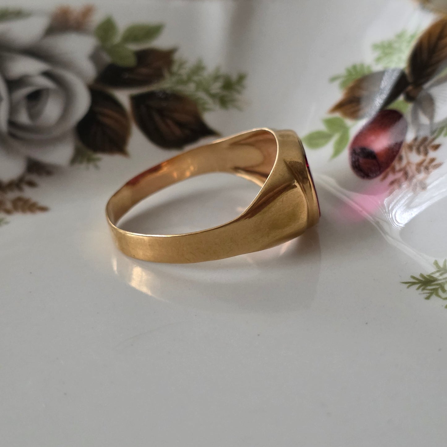 Vintage 18k gouden zegelring met robijn