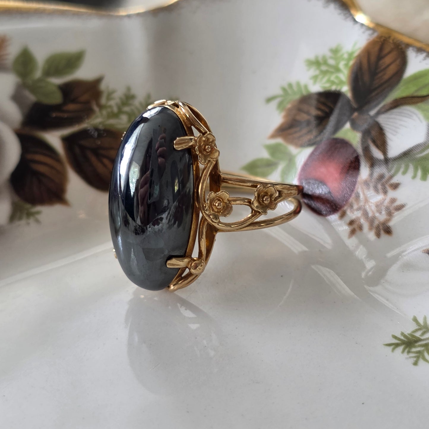 Vintage 14k gouden ring met hematiet en bloemen