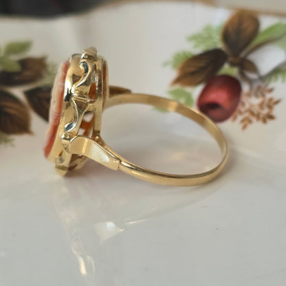Vintage 14k gold ring with cameo