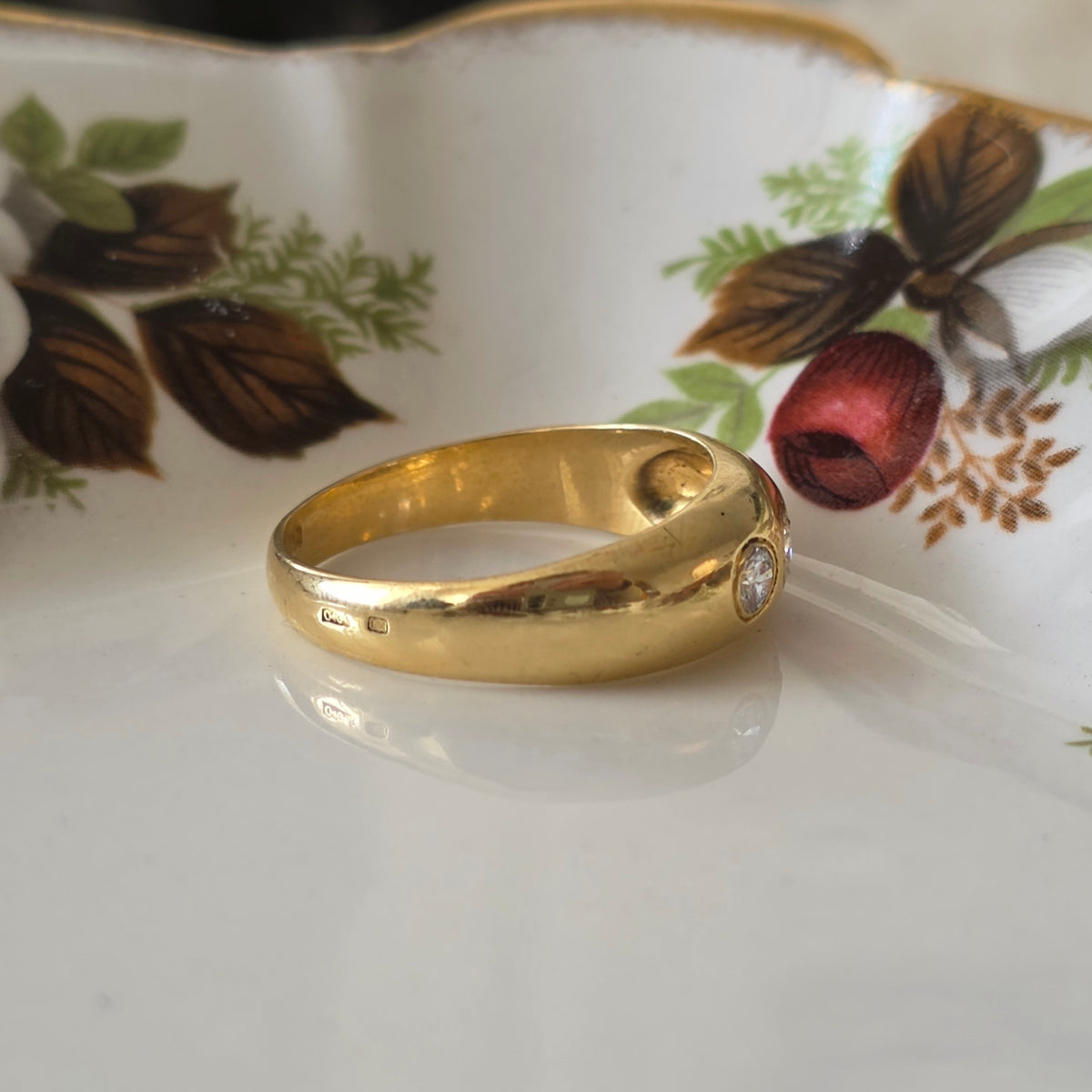 Vintage 18k gold gypsy-style bombe ring with 3 diamonds 0.2 ct