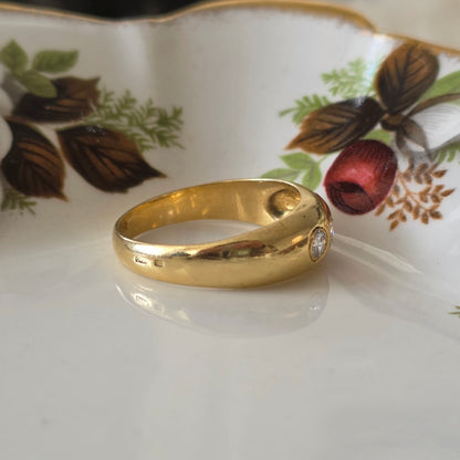 Vintage 18k gold gypsy-style bombe ring with 3 diamonds 0.2 ct
