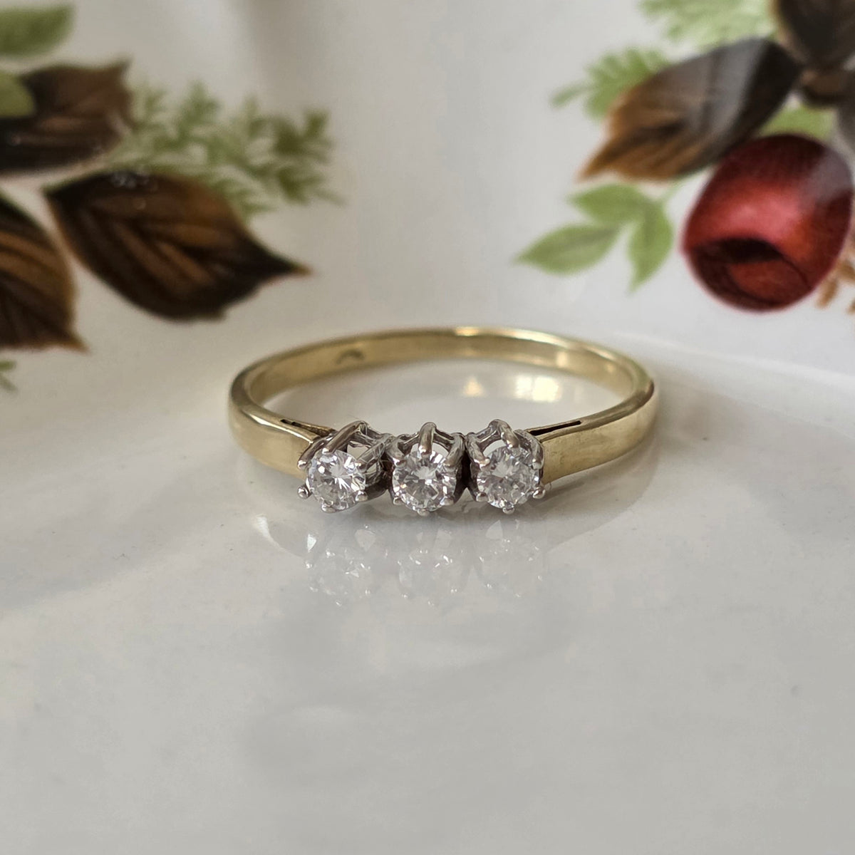 Vintage 14k gold ring with 3 diamonds 0.15 ct