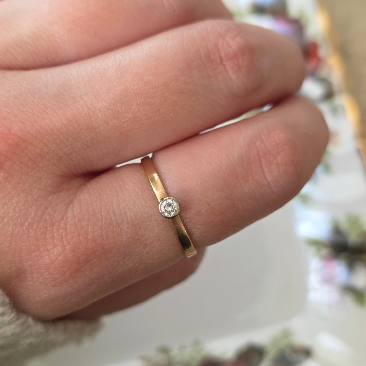 Vintage 14k gold ring with 0.05ct diamond