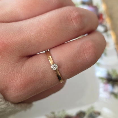 Vintage 14k gold ring with 0.05ct diamond
