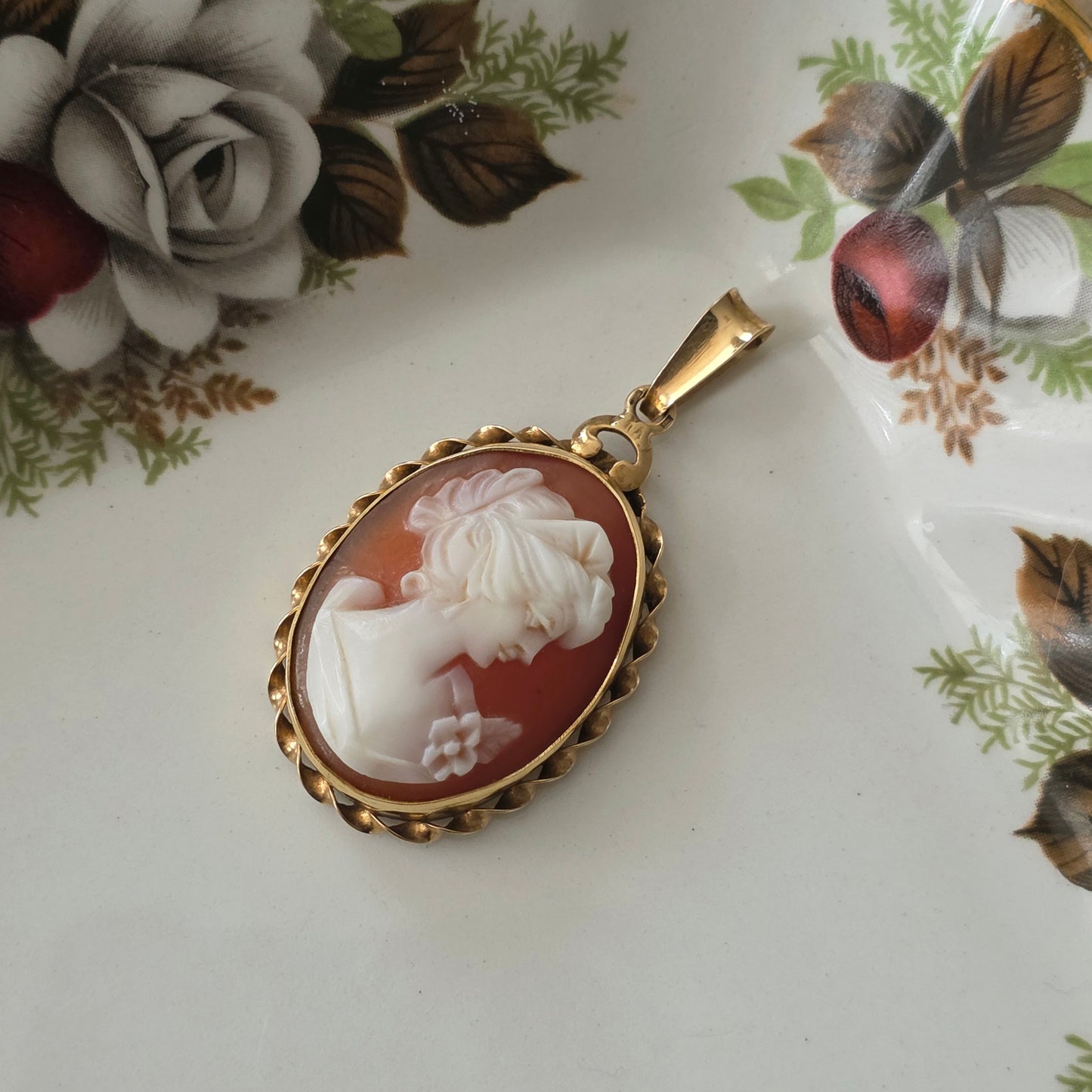 Vintage 14k gold cameo pendant