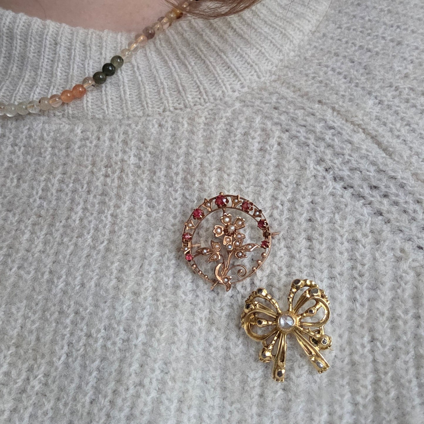 Antieke 14k gouden strik broche met roosdiamanten