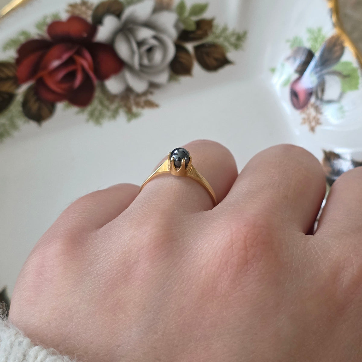 Vintage 18k gold hematite ring