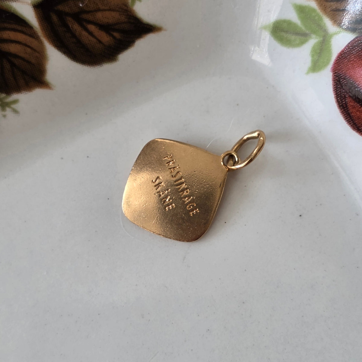 Vintage 18k gold daisy flower pendant