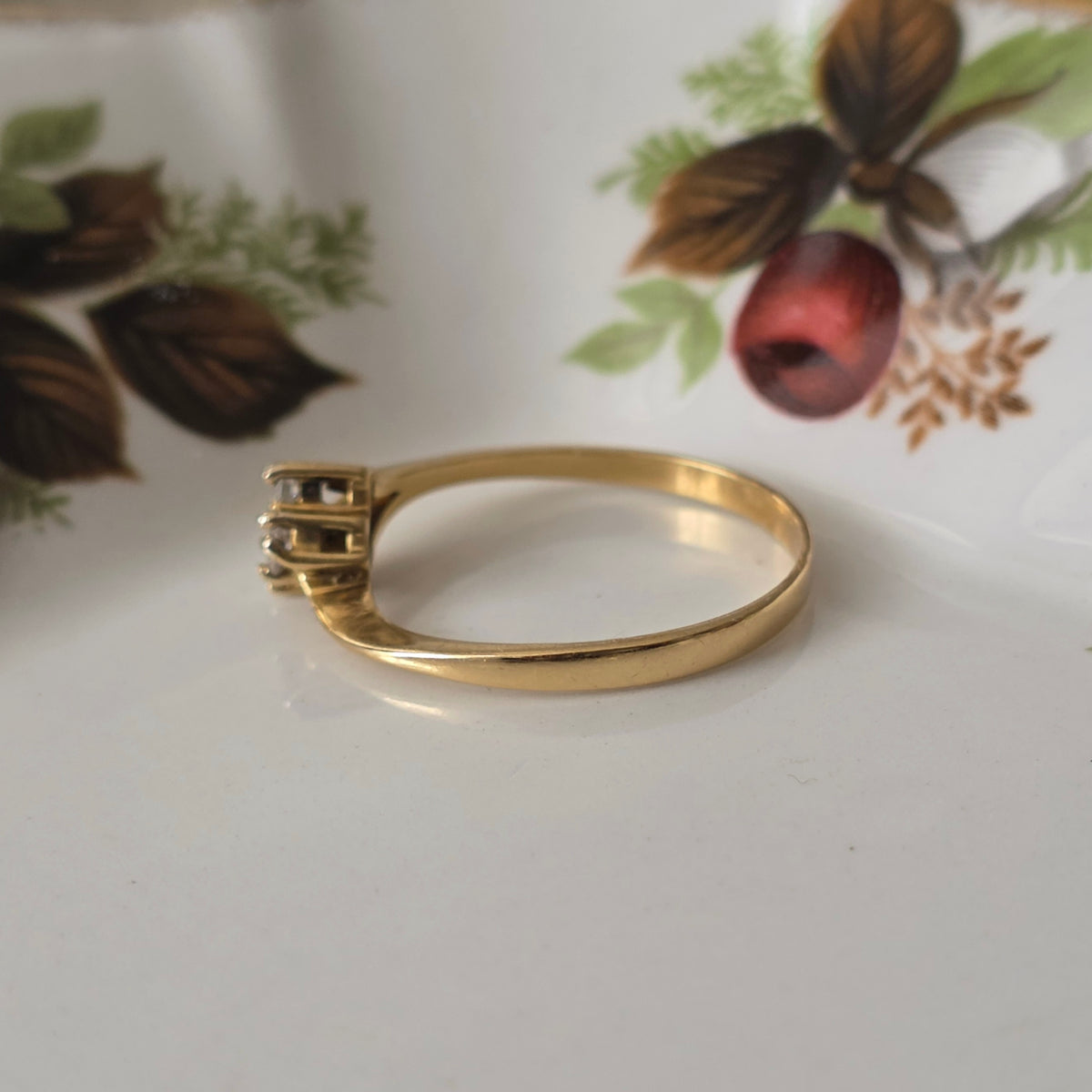 Vintage 18k gold ring with 0.1ct diamonds