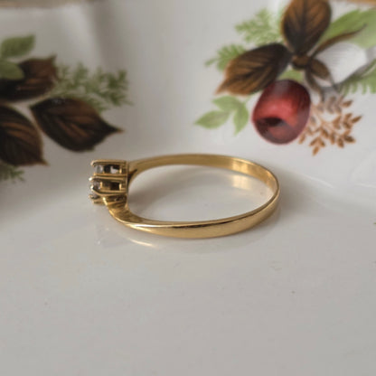 Vintage 18k gold ring with 0.1ct diamonds