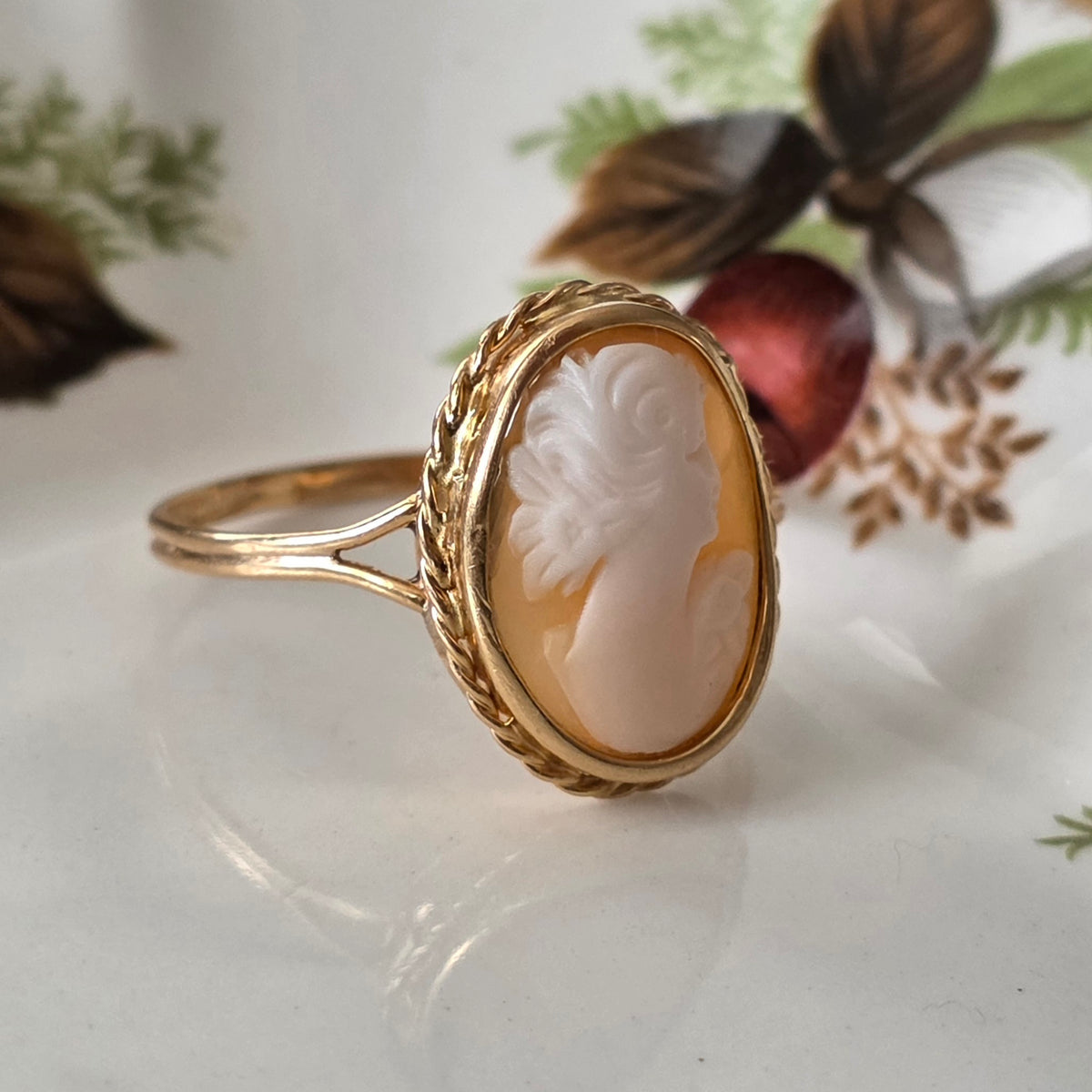 Vintage 18k gold cameo ring