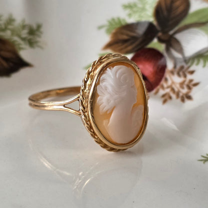 Vintage 18k gold cameo ring
