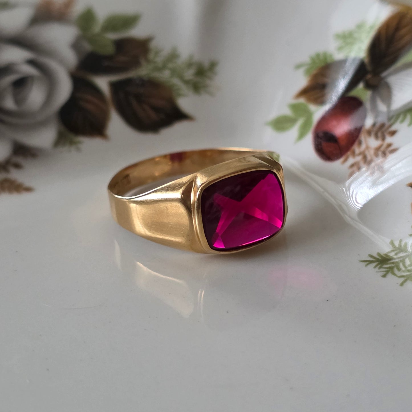 Vintage 18k gouden zegelring met robijn