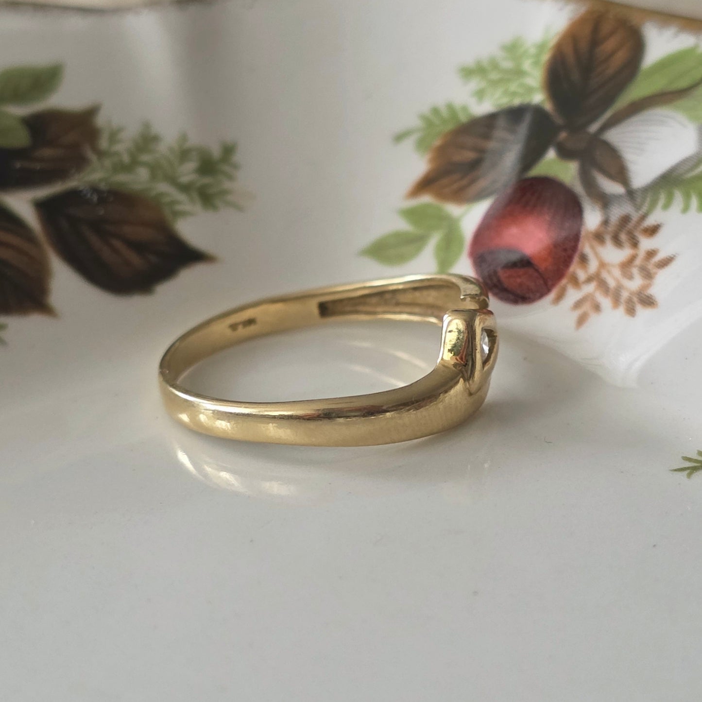 Vintage 14k gold ring asymmetrical with diamond 0.06ct