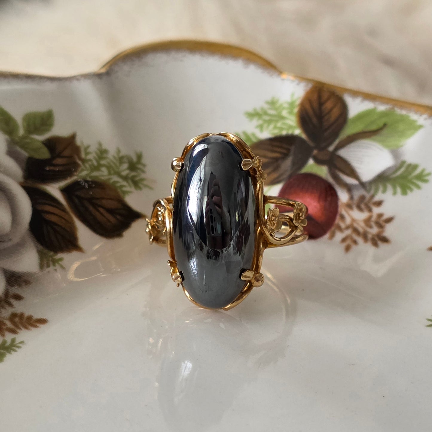 Vintage 14k gouden ring met hematiet en bloemen
