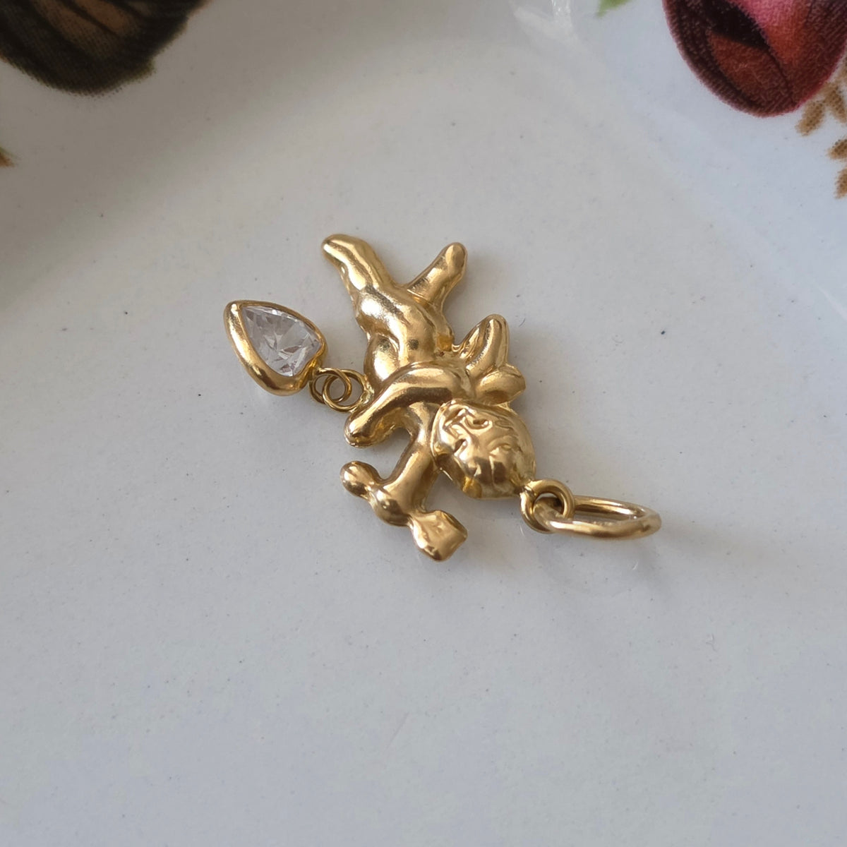 Vintage 18k gold Cupid pendant