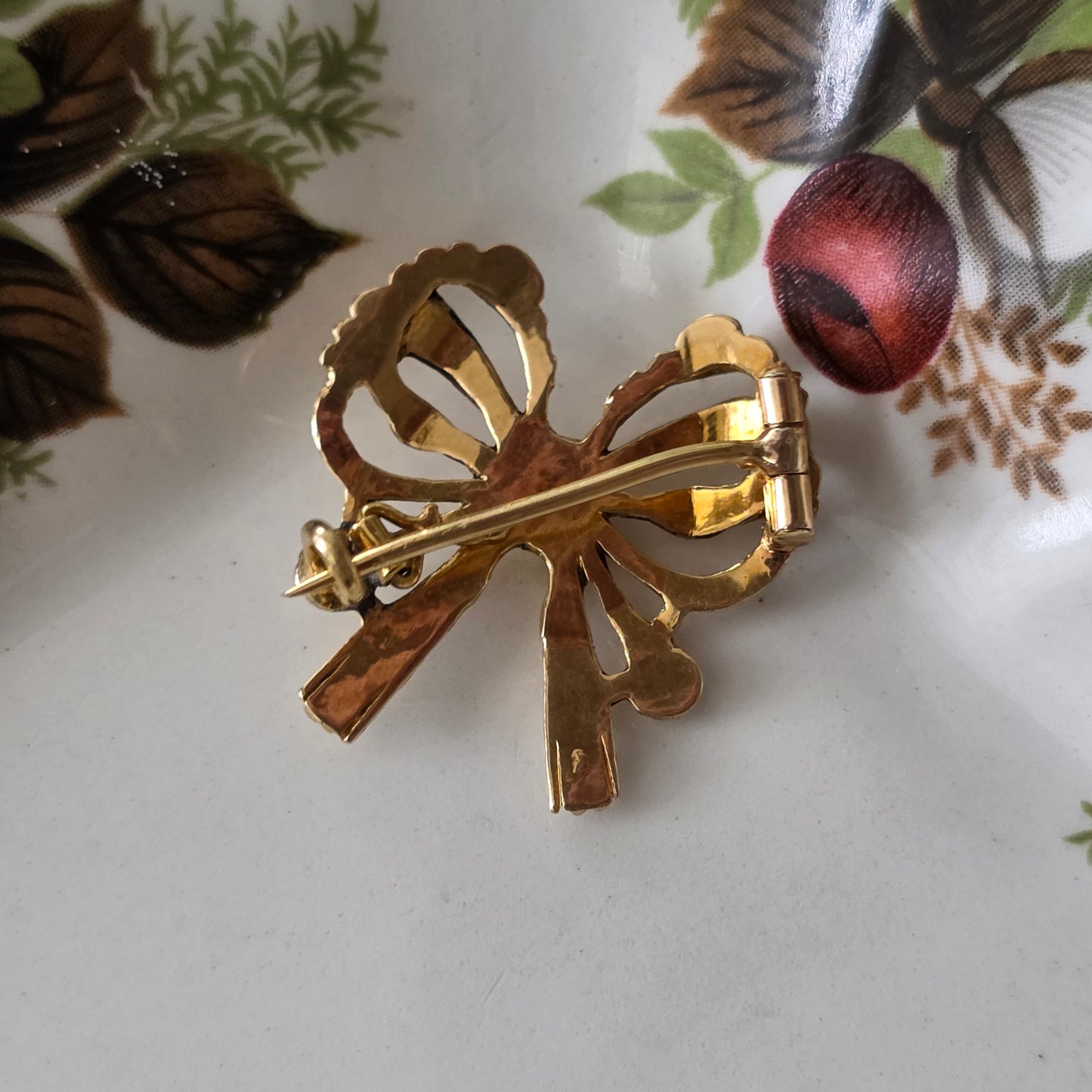 Antieke 14k gouden strik broche met roosdiamanten