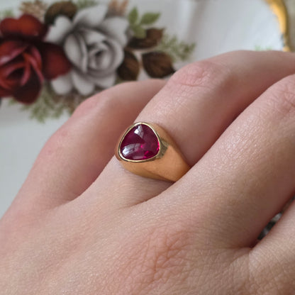 Vintage 18k gouden zegelring met robijn