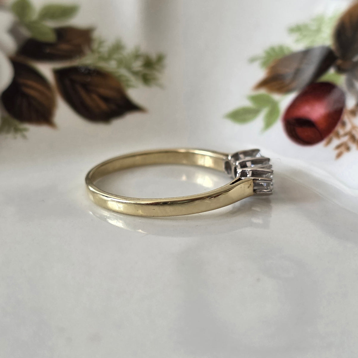 Vintage 14k gold ring with 3 diamonds 0.15 ct