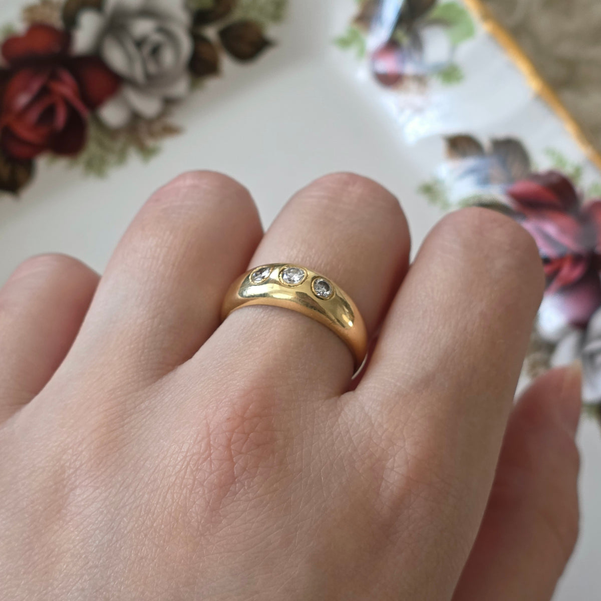 Vintage 18k gold gypsy-style bombe ring with 3 diamonds 0.2 ct