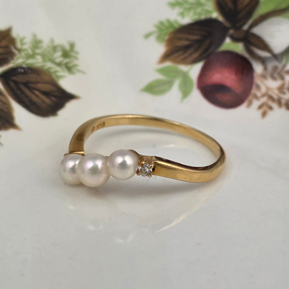 Vintage 18k gold ring with pearls and diamonds