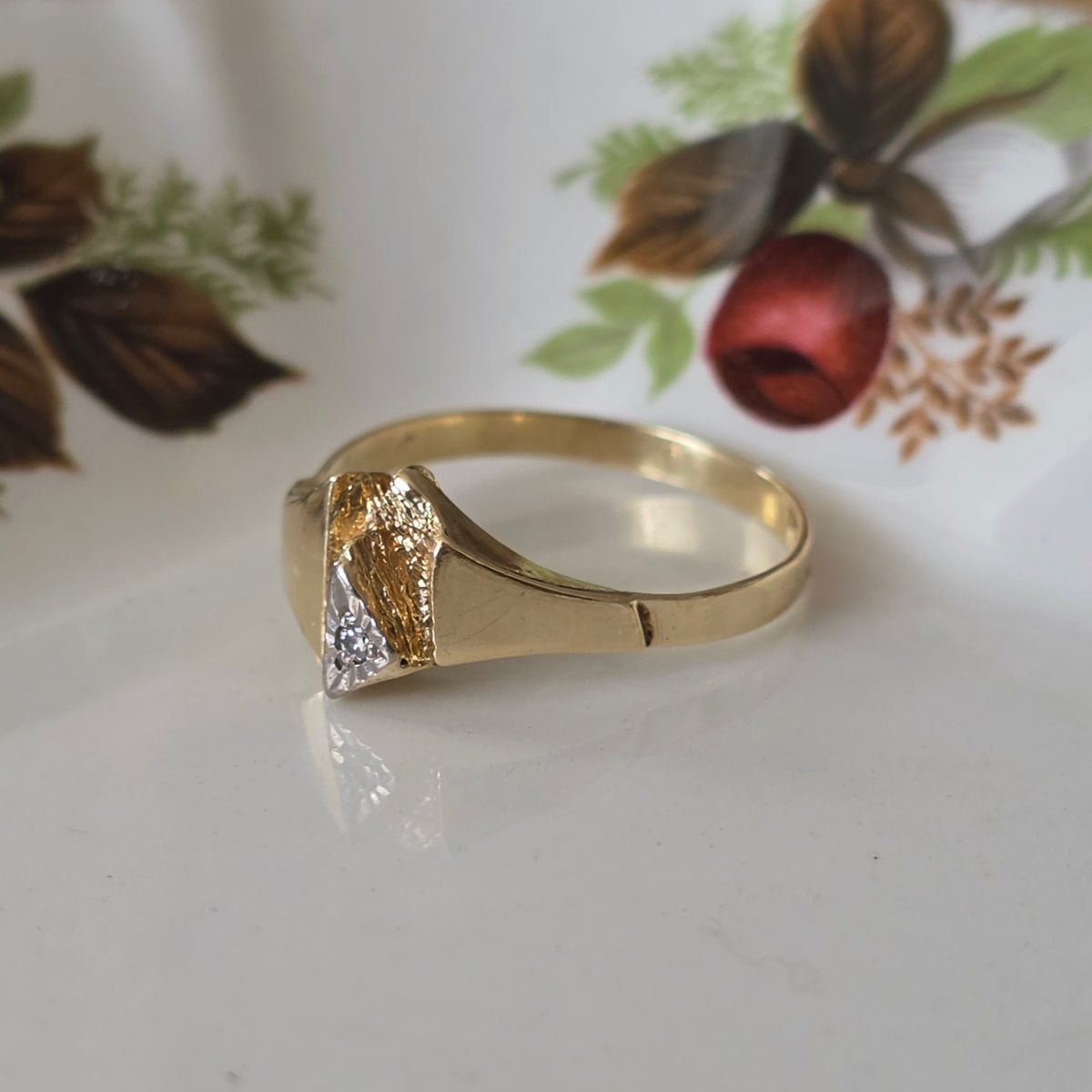 Vintage 14k gold ring with 0.01ct diamond